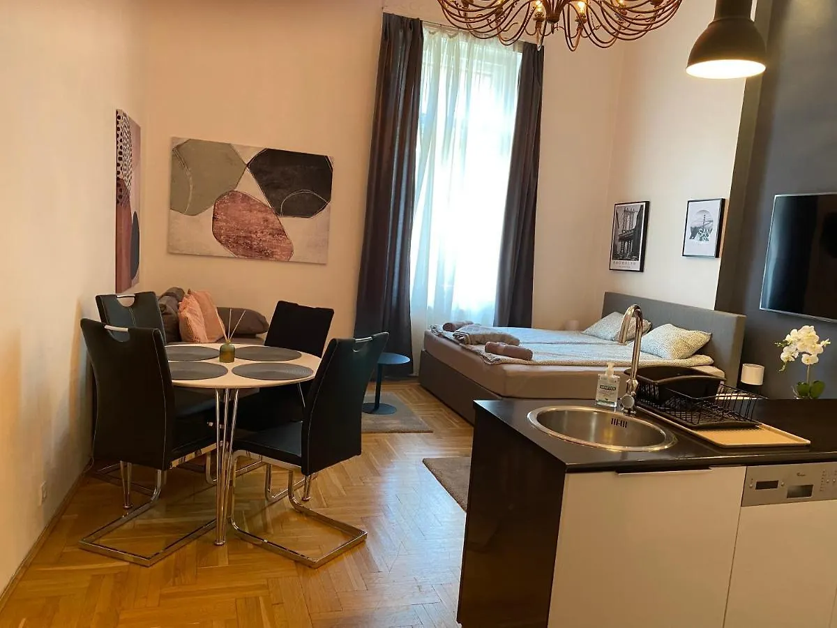 Stylish Apartment By The Vigszinhaz Theater 布达佩斯 0*,  匈牙利