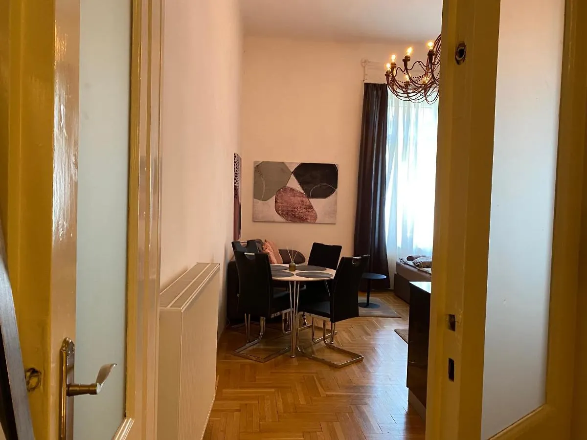 Stylish Apartment By The Vigszinhaz Theater 布达佩斯